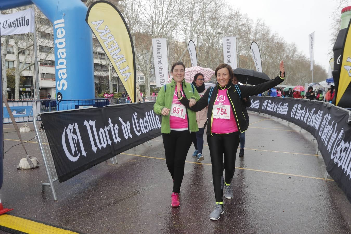 Más de 800 participantes se dieron cita en la Plaza Zorrilla para tomar parte de una marea rosa que tiñó de color las calles del centro de la ciudad