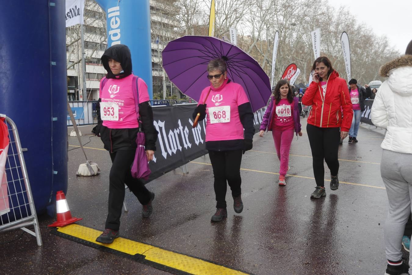 Más de 800 participantes se dieron cita en la Plaza Zorrilla para tomar parte de una marea rosa que tiñó de color las calles del centro de la ciudad