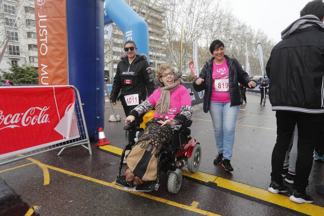 Más de 800 participantes se dieron cita en la Plaza Zorrilla para tomar parte de una marea rosa que tiñó de color las calles del centro de la ciudad