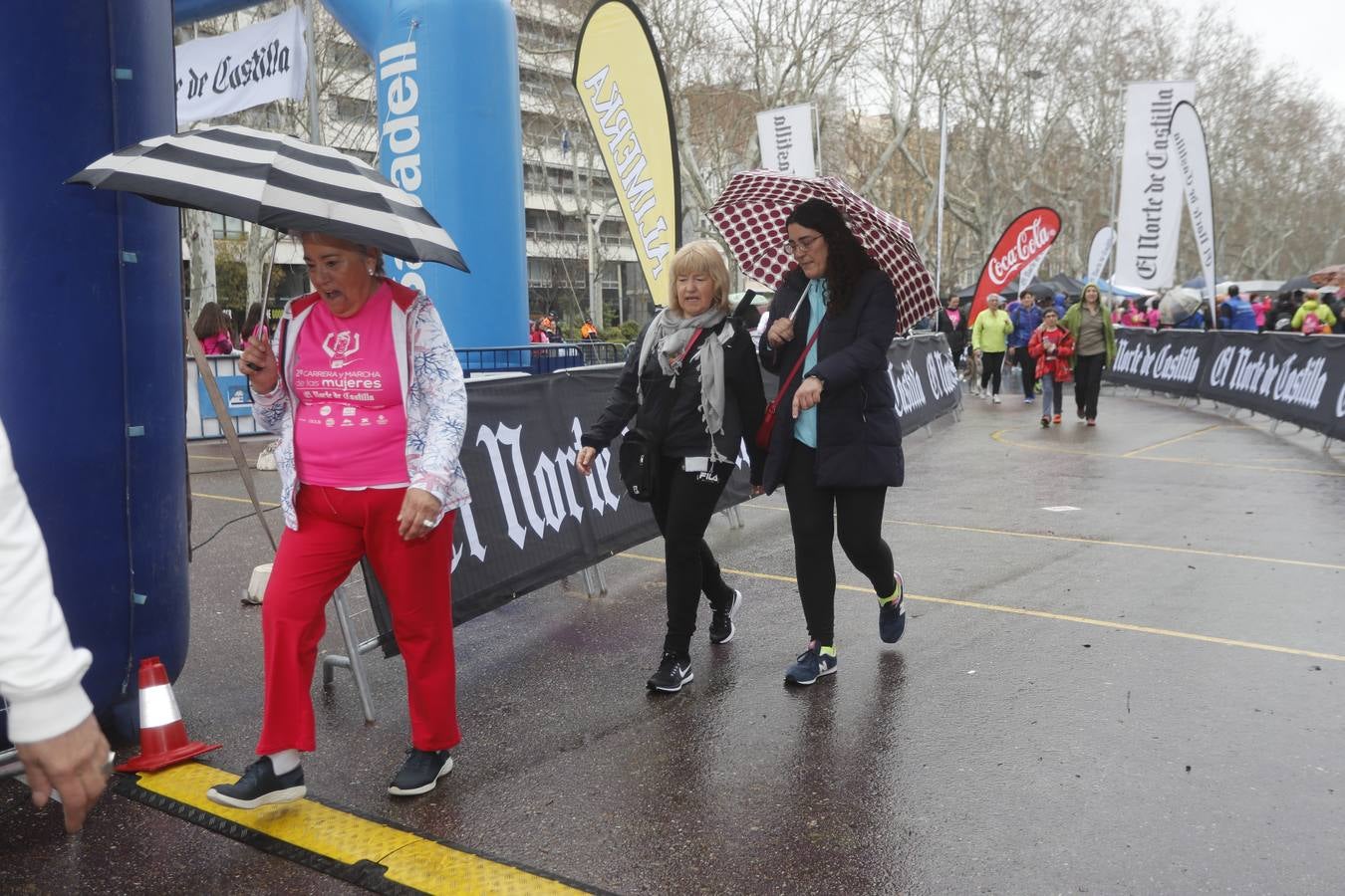 Más de 800 participantes se dieron cita en la Plaza Zorrilla para tomar parte de una marea rosa que tiñó de color las calles del centro de la ciudad