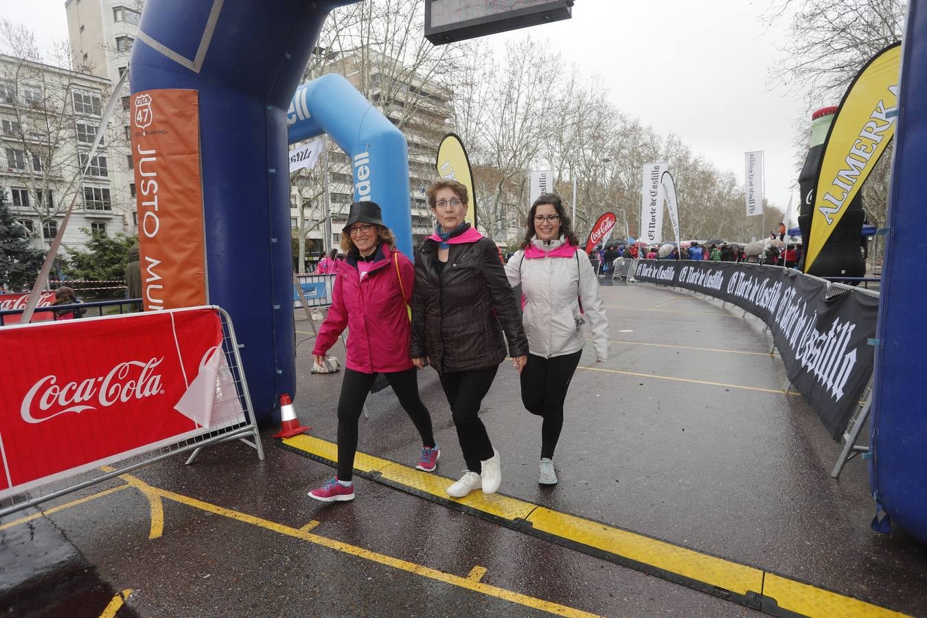 Más de 800 participantes se dieron cita en la Plaza Zorrilla para tomar parte de una marea rosa que tiñó de color las calles del centro de la ciudad