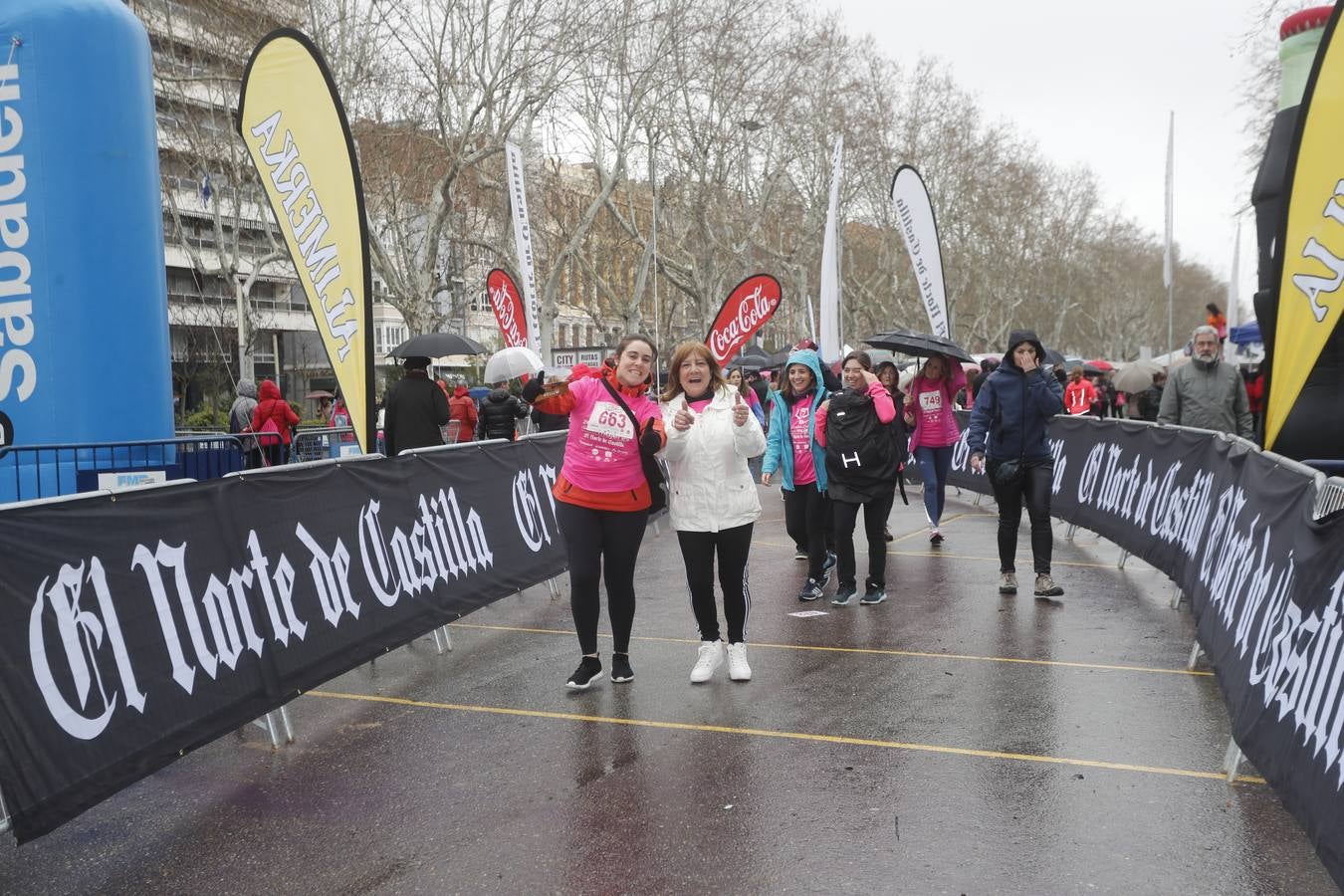 Más de 800 participantes se dieron cita en la Plaza Zorrilla para tomar parte de una marea rosa que tiñó de color las calles del centro de la ciudad