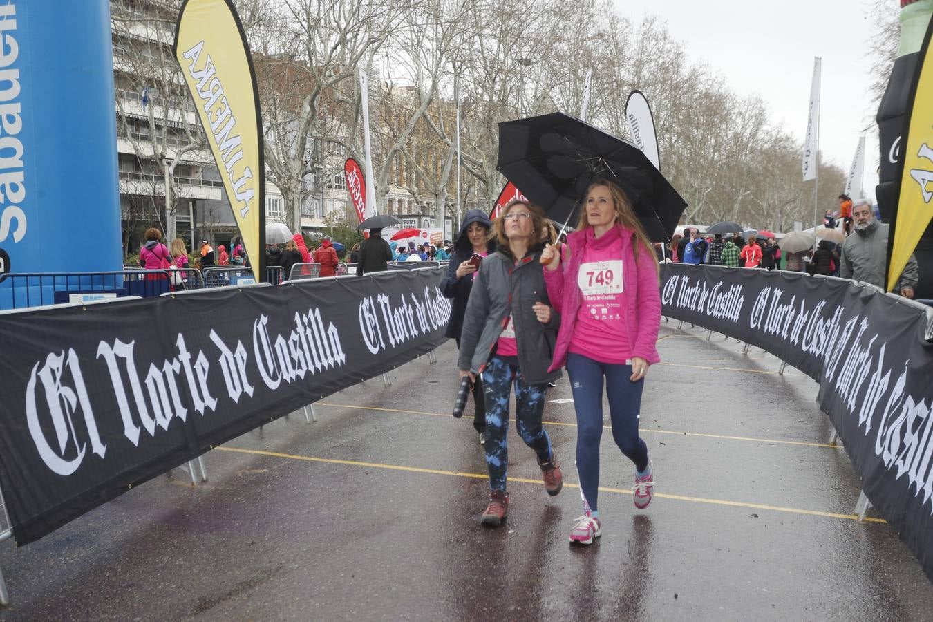 Más de 800 participantes se dieron cita en la Plaza Zorrilla para tomar parte de una marea rosa que tiñó de color las calles del centro de la ciudad