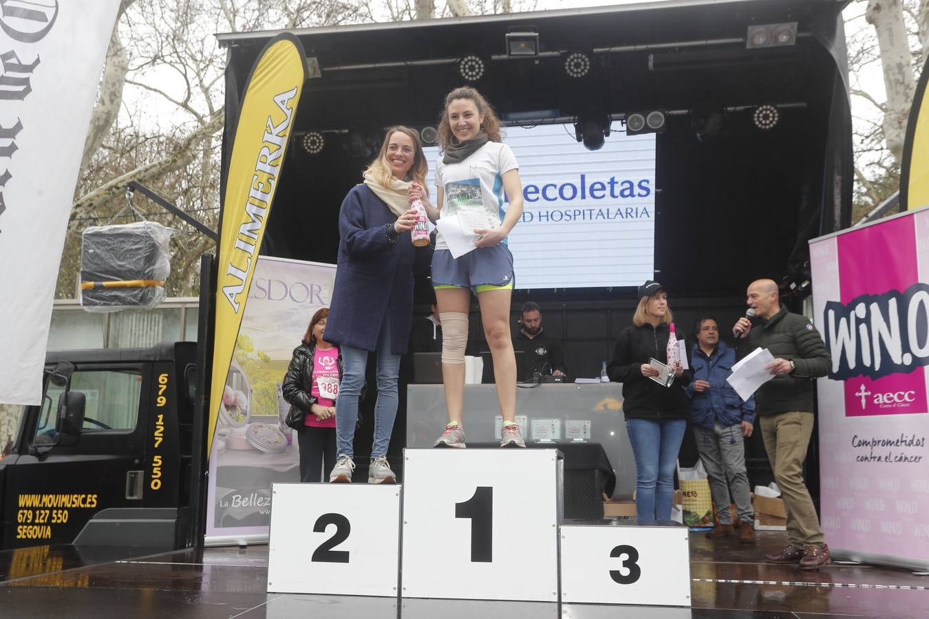 Más de 800 participantes se dieron cita en la Plaza Zorrilla para tomar parte de una marea rosa que tiñó de color las calles del centro de la ciudad