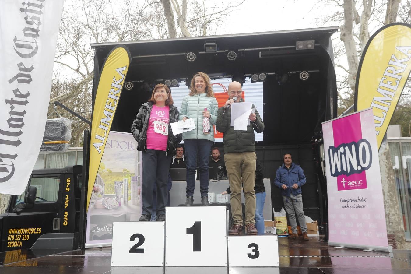 Más de 800 participantes se dieron cita en la Plaza Zorrilla para tomar parte de una marea rosa que tiñó de color las calles del centro de la ciudad