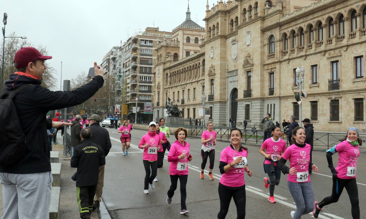 Más de 800 participantes se dieron cita en la Plaza Zorrilla para tomar parte de una marea rosa que tiñó de color las calles del centro de la ciudad