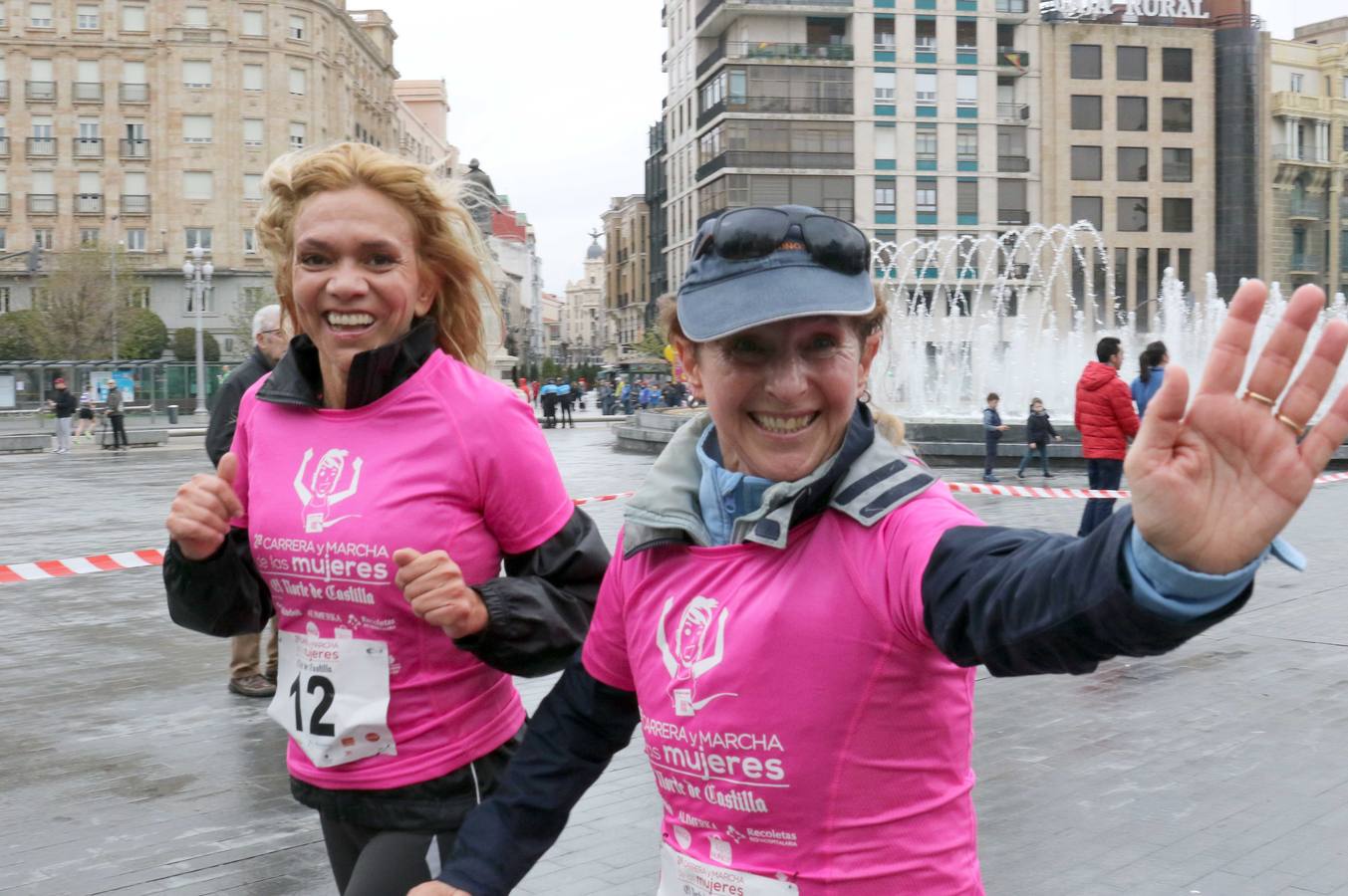 Más de 800 participantes se dieron cita en la Plaza Zorrilla para tomar parte de una marea rosa que tiñó de color las calles del centro de la ciudad