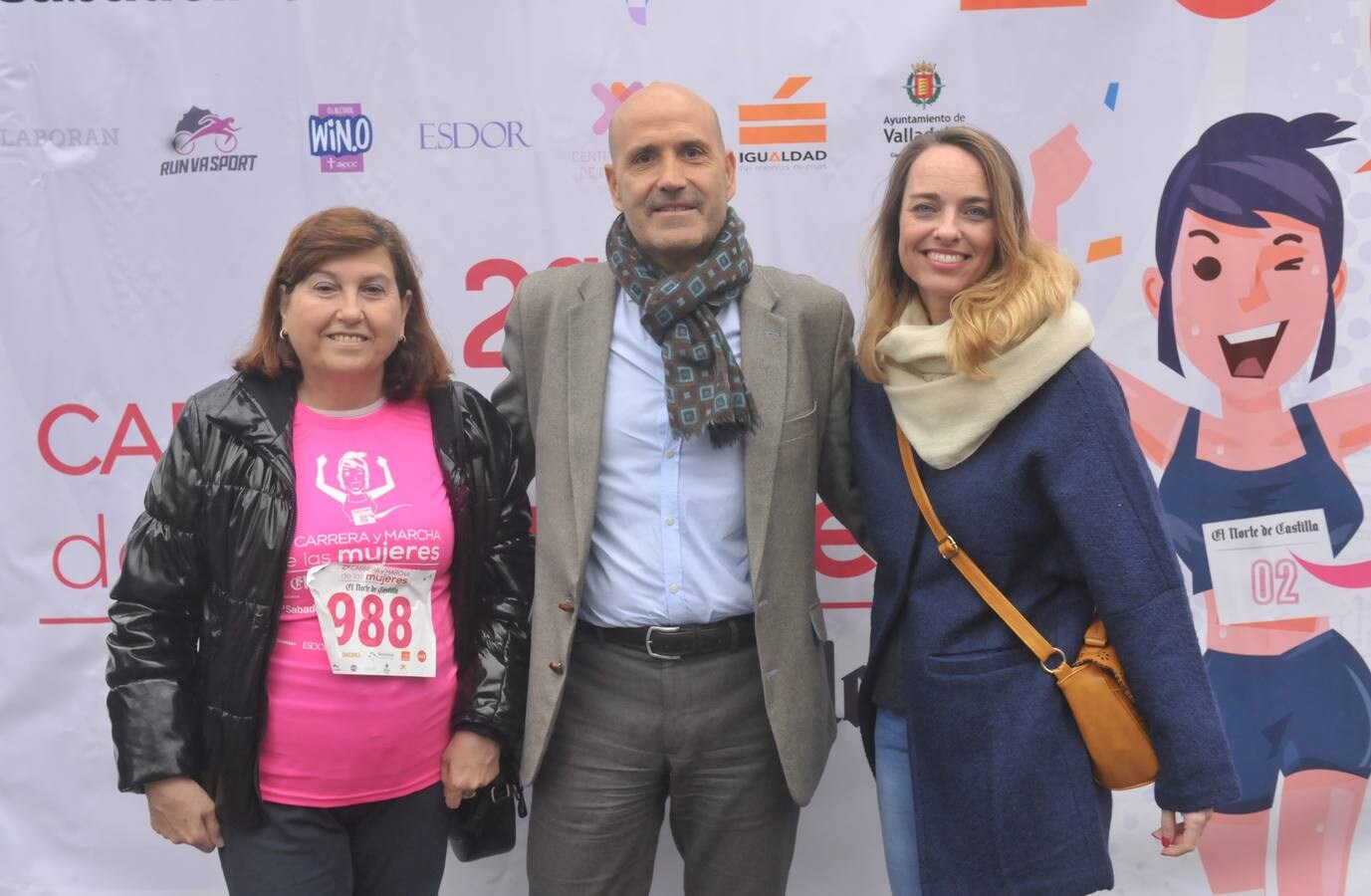 Más de 800 participantes se dieron cita en la Plaza Zorrilla para tomar parte de una marea rosa que tiñó de color las calles del centro de la ciudad