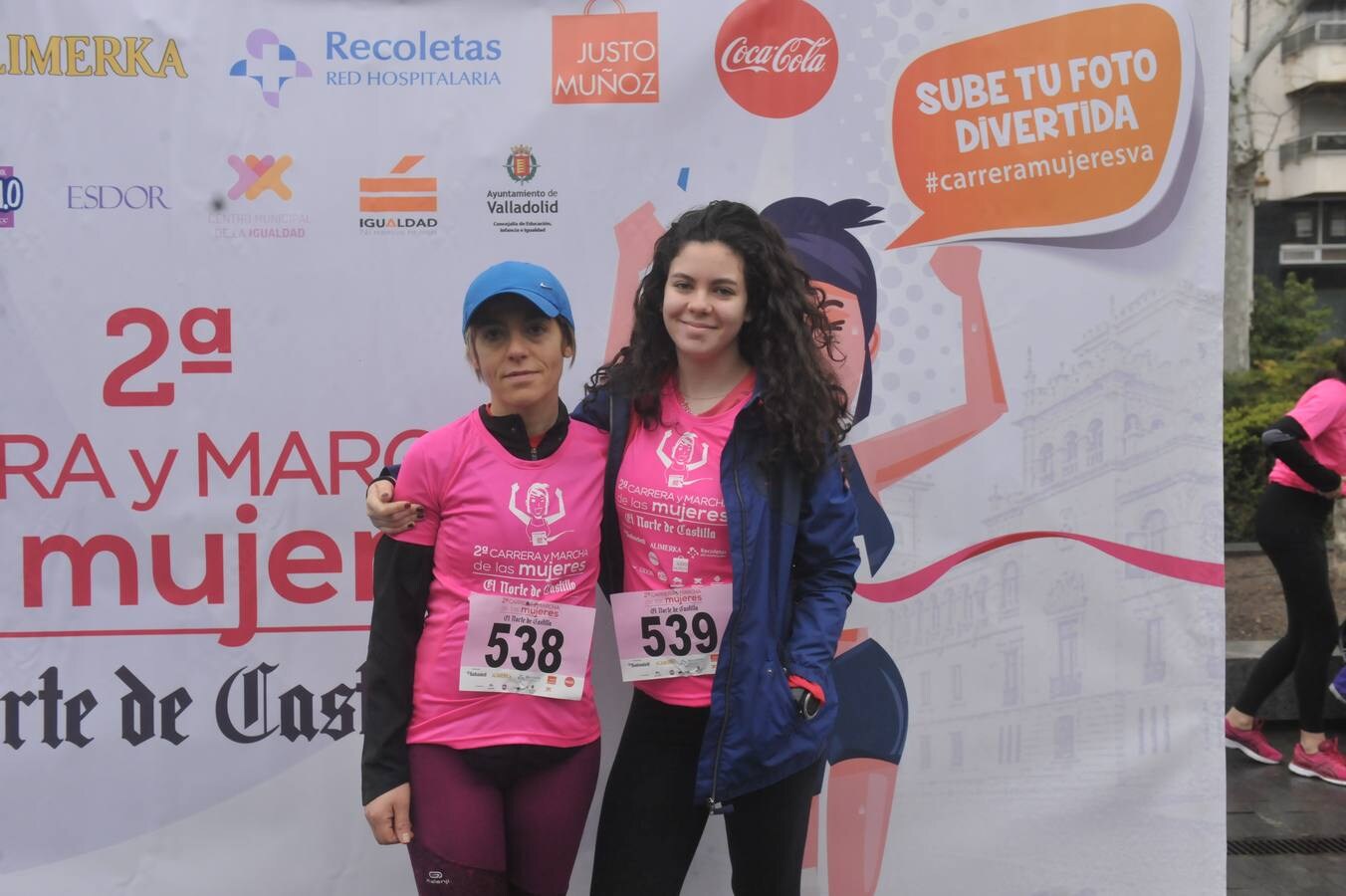 Más de 800 participantes se dieron cita en la Plaza Zorrilla para tomar parte de una marea rosa que tiñó de color las calles del centro de la ciudad