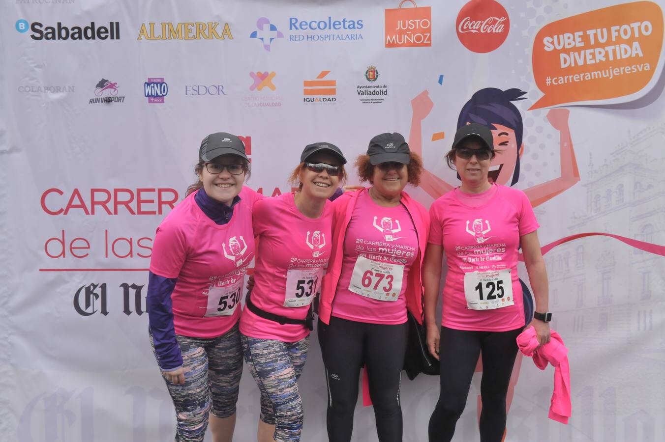 Más de 800 participantes se dieron cita en la Plaza Zorrilla para tomar parte de una marea rosa que tiñó de color las calles del centro de la ciudad