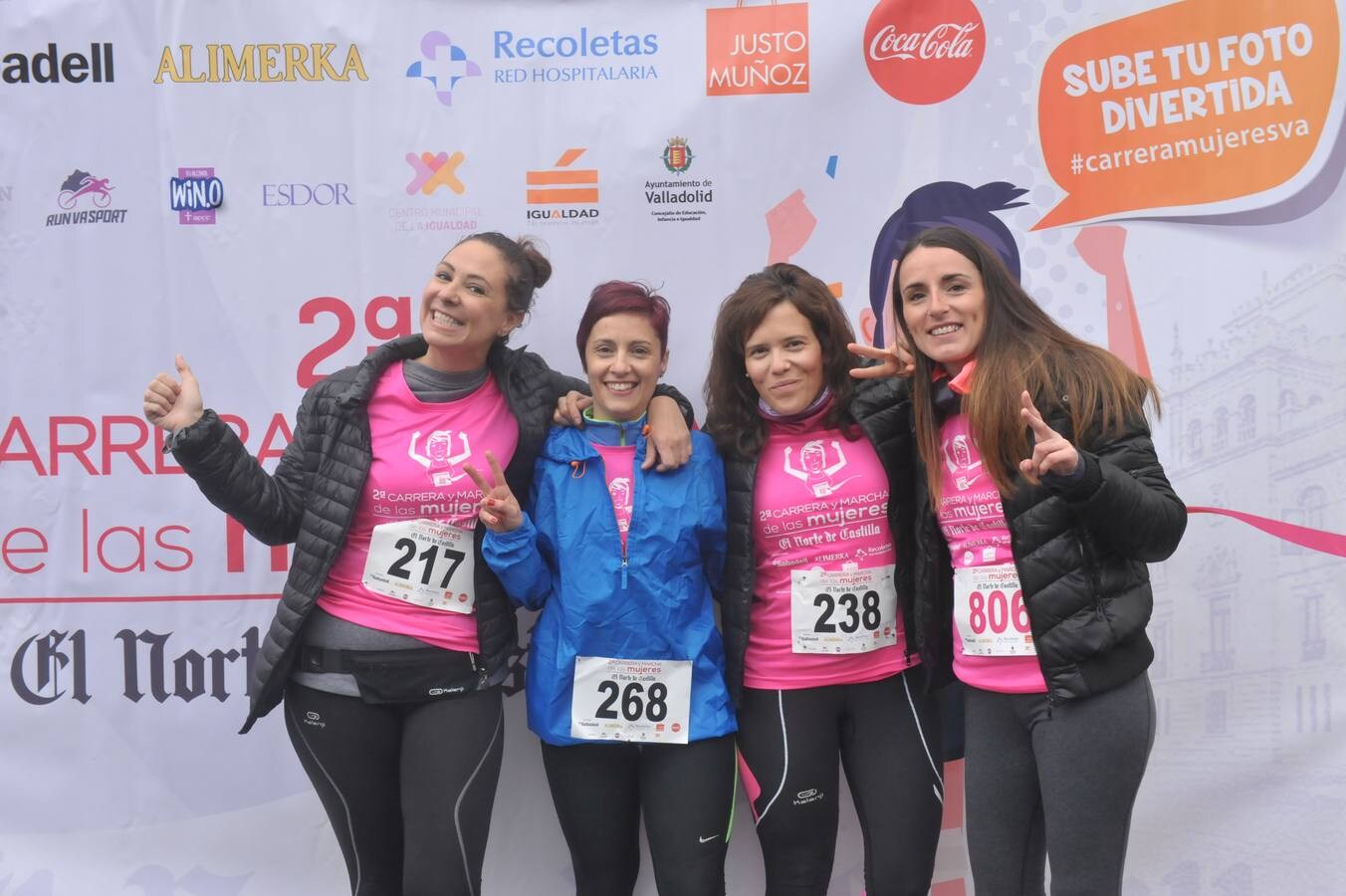 Más de 800 participantes se dieron cita en la Plaza Zorrilla para tomar parte de una marea rosa que tiñó de color las calles del centro de la ciudad