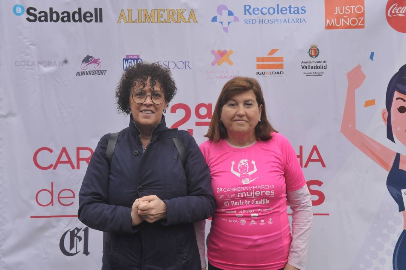 Más de 800 participantes se dieron cita en la Plaza Zorrilla para tomar parte de una marea rosa que tiñó de color las calles del centro de la ciudad