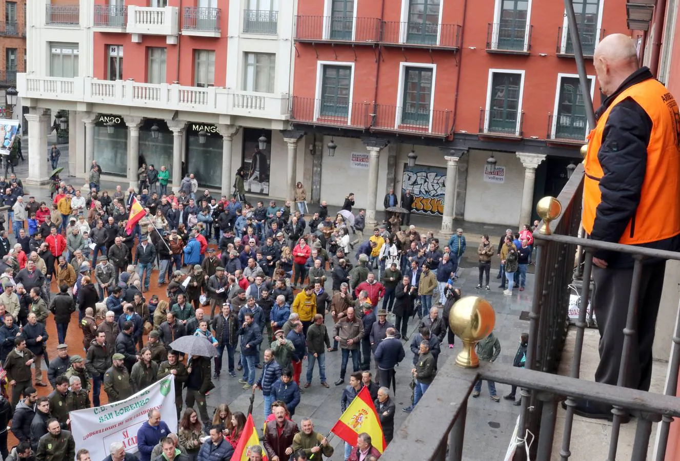 Un millar de personas se han dado cita en la Plaza Mayor para defender la actividad cinegética y contra de la escalada de ataques y provocaciones que, según denuncian, vienen sufriendo por parte de grupos animalistas y ecologistas