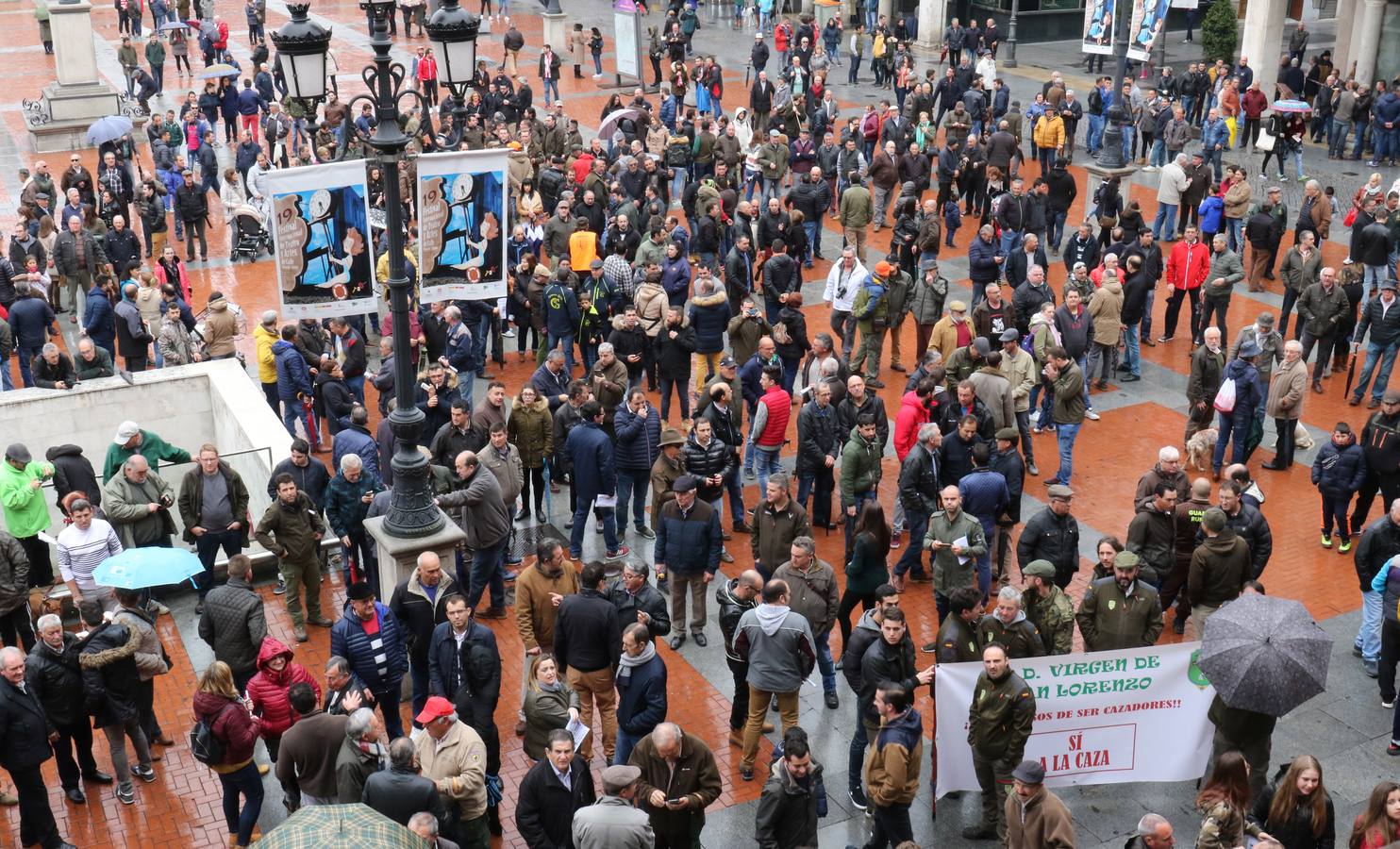 Un millar de personas se han dado cita en la Plaza Mayor para defender la actividad cinegética y contra de la escalada de ataques y provocaciones que, según denuncian, vienen sufriendo por parte de grupos animalistas y ecologistas