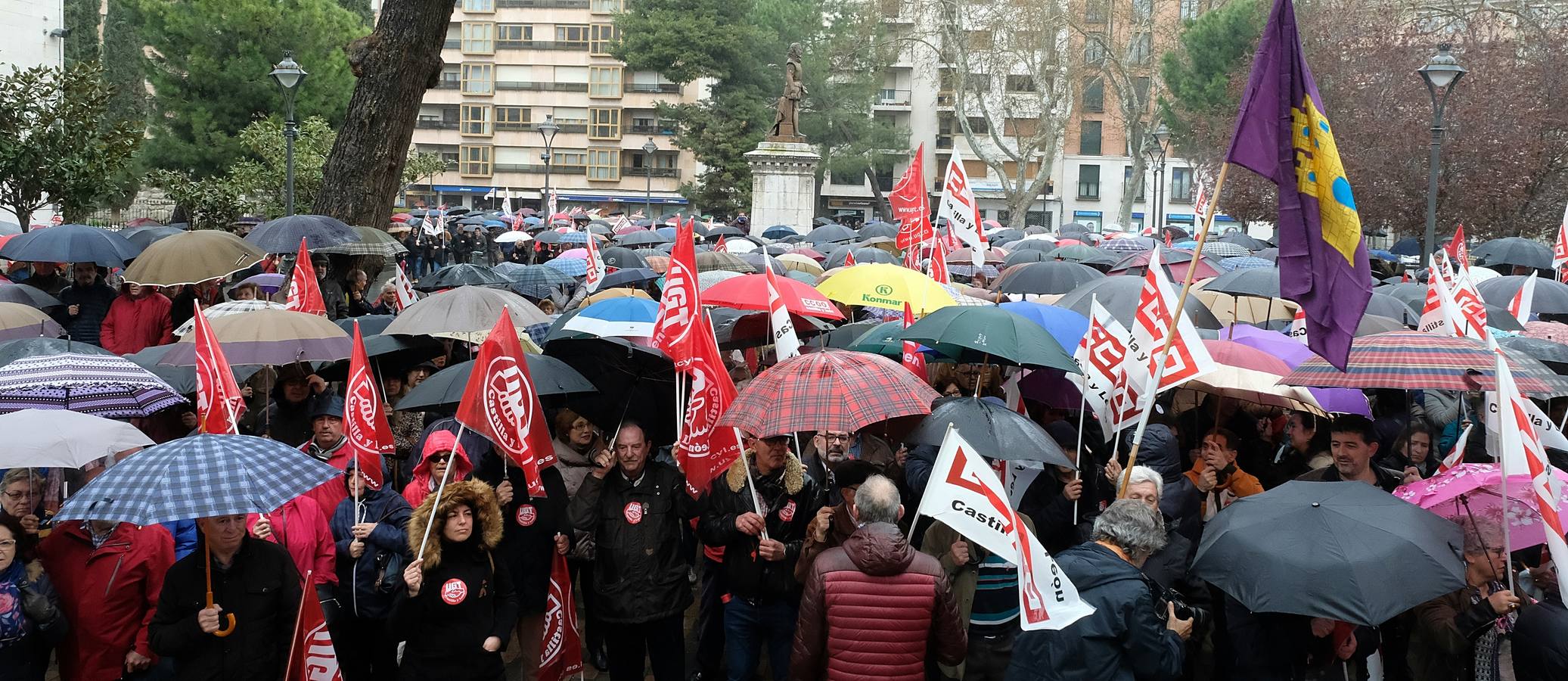 La manifestación, la segunda en menos de un mes en la capita, ha estado convocada por los sindicatos UGT y Comisiones Obreras