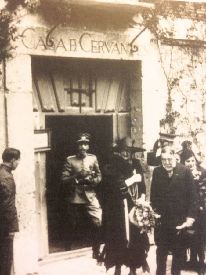 Alfonso XIII y el marqués de la Vega-Inclán salen de la Casa de Cervantes en 1921. 