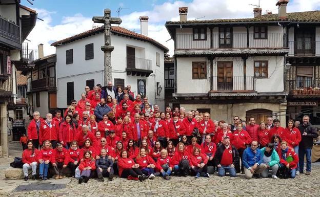 Miembros de las cinco asambleas comarcales de Cruz Roja que ayer participaron en el Encuentro de Voluntarios en La Alberca.