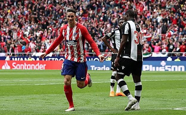Fernando Torres celebra su gol ante el Levante. 