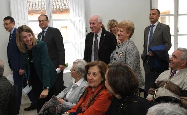 La consejera saluda a unos alumnos del programa. 