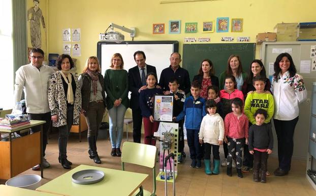 El colegio de Baños de Cerrato recibe un premio por recoger pilas