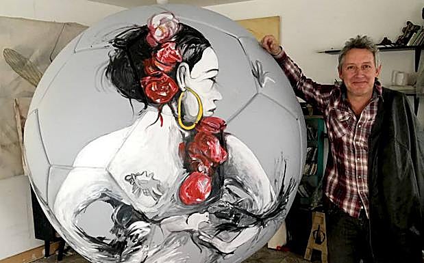 El artista segoviano Luis Moro posa junto al balón.