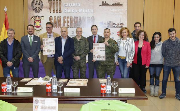 Organizadores, representantes de las instituciones y de las empresas colaboradoras posan en la presentación oficial de la ViII Carrera Cívico-militar San Fernando 2018. 