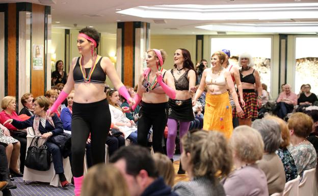 Desfile de moda de baño y lencería para mujeres mastectomizadas organizado por la AECC de Valladolid.