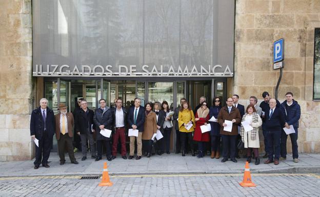 Concentración de abogados y funcionarios de Justicia ante el edificio de los juzgados de Colón. 