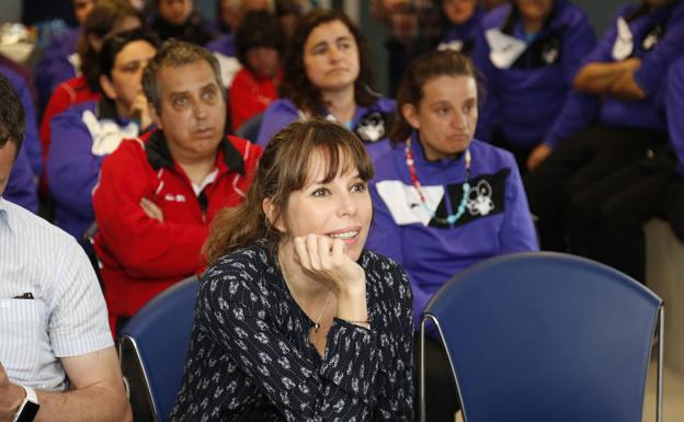 La actriz Athenea Mata, en la Fundación San Cebrián, junto a los usuarios.