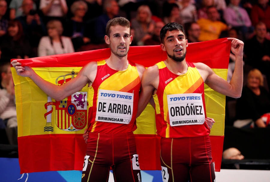 Álvaro de Arriba, a la izquierda, junto a Saúl Ordóñez tras la final del Mundial de pista cubierta, otro de los participantes en Bilbao. 