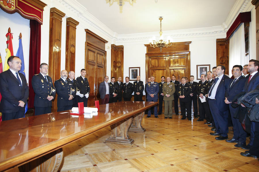 El Cuerpo Nacional de Policía fue merecedor de un nuevo reconocimiento con la entrega de la Orden del Mérito Civil a dos de sus miembros: Aníbal Moro Alonso y Fernando Martín Moro.