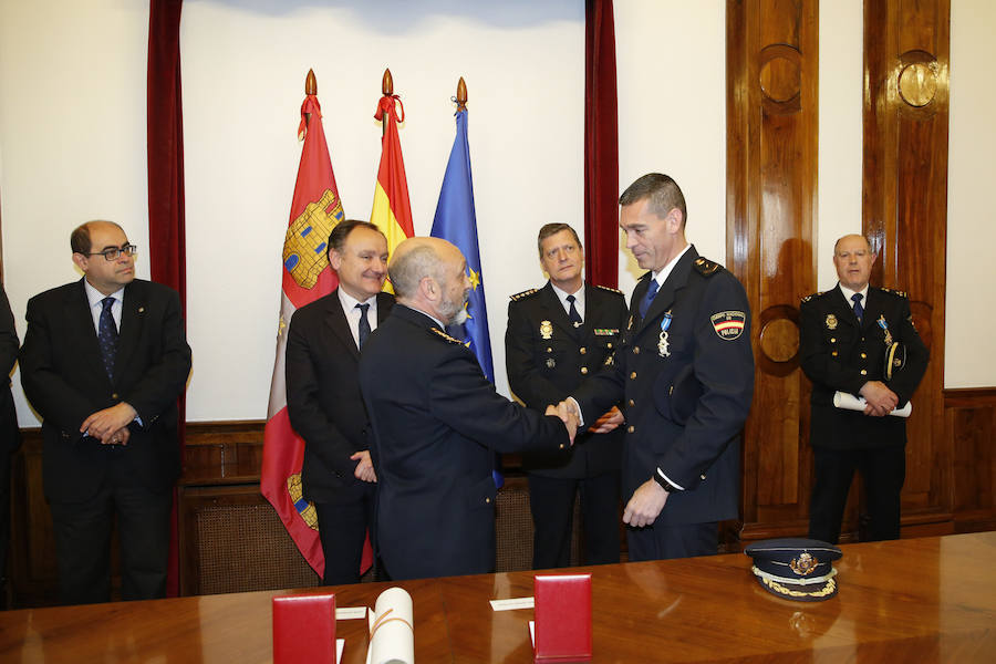 El Cuerpo Nacional de Policía fue merecedor de un nuevo reconocimiento con la entrega de la Orden del Mérito Civil a dos de sus miembros: Aníbal Moro Alonso y Fernando Martín Moro.