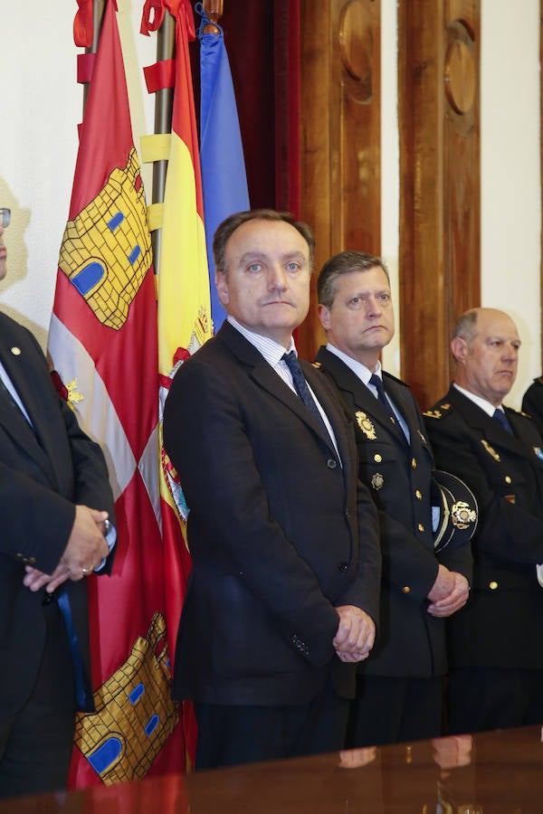 El Cuerpo Nacional de Policía fue merecedor de un nuevo reconocimiento con la entrega de la Orden del Mérito Civil a dos de sus miembros: Aníbal Moro Alonso y Fernando Martín Moro.