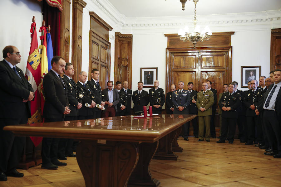 El Cuerpo Nacional de Policía fue merecedor de un nuevo reconocimiento con la entrega de la Orden del Mérito Civil a dos de sus miembros: Aníbal Moro Alonso y Fernando Martín Moro.