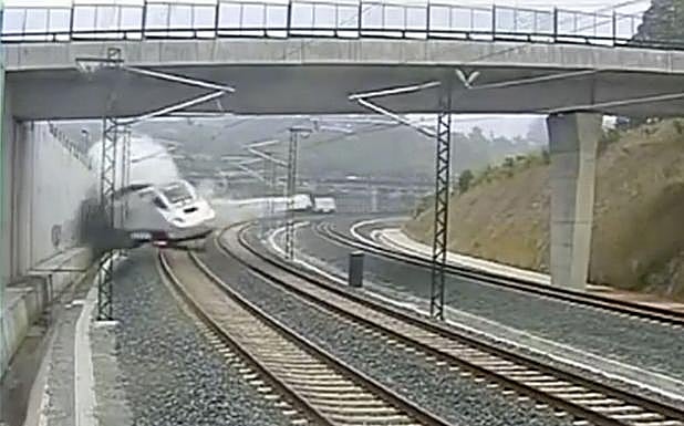 Imagen del vídeo grabado por una cámara de seguridad del descarrilamiento del tren Alvia. 