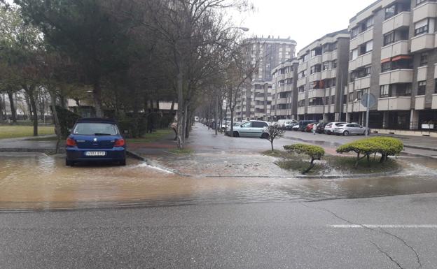 Fuga de agua en la calle Arado en Huerta del Rey. 