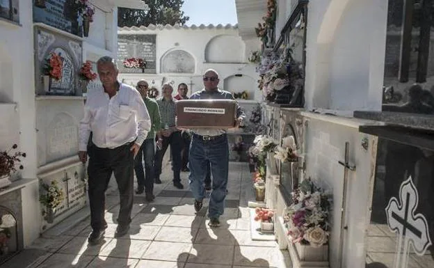 Los restos del catedrático, íntimo de Antonio Machado, están ahora en Santa Marta de los Barros.