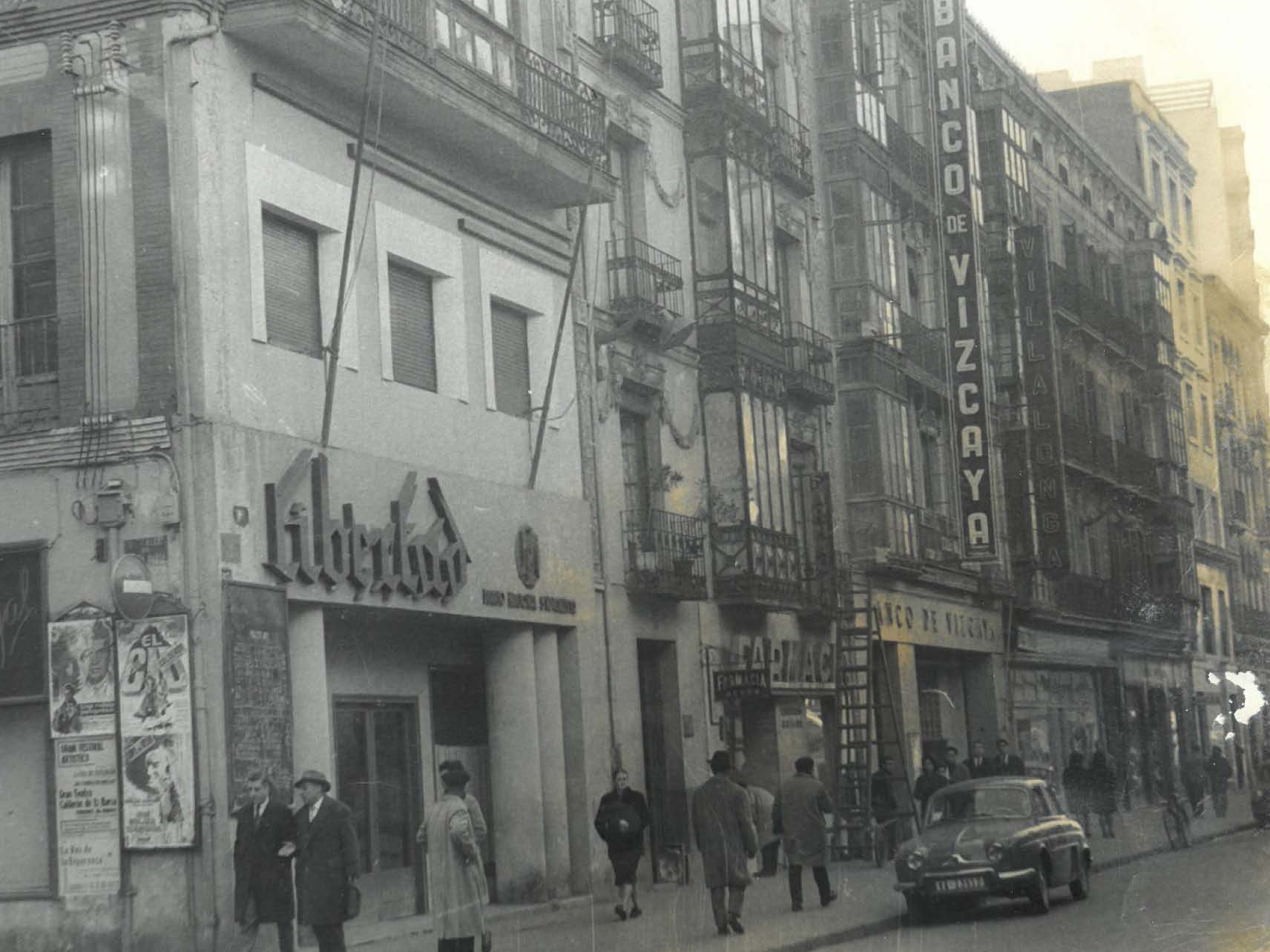 Calle Santiago en la que se distinguen las sedes del diario 'Libertad' y del Banco de Vizcaya.