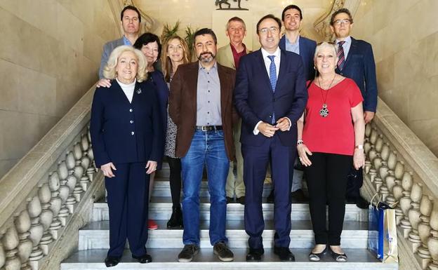 El alcalde de Palencia y miembros de la corporación, con representantes de Bourges. 