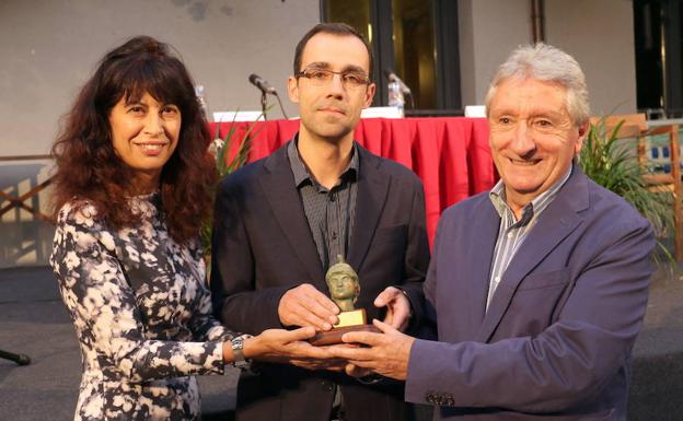 Alberto de la Rocha con el Premio Ateneo, junto a Ana Redondo y Celso Almuiña en la Casa Museo de Zorrilla. 