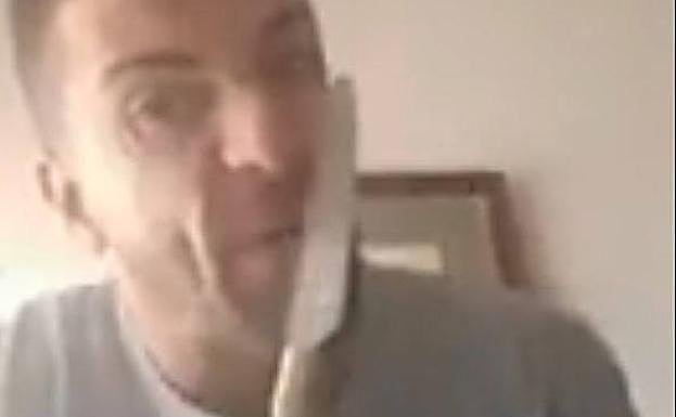 David Durántez, con el cuchillo, en el vídeo. 