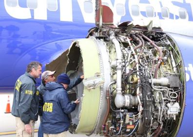 Imagen secundaria 1 - En la imagen superior, el avión que sufrió el accidente. A la izquierda, el motor que estalló en pleno vuelo. A la derecha, Tammie Jo Shults en la cabina del avión.