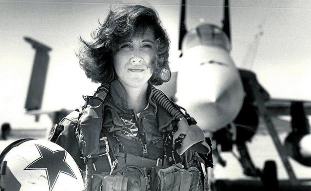 Tammie Jo Shukts, ante un f-18 en 1992.