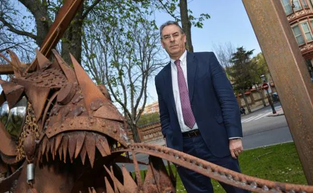 Miguel Ángel Benavente, presidente de FAE, junto a la escultura de Cristino Díez que preside Plaza Castilla