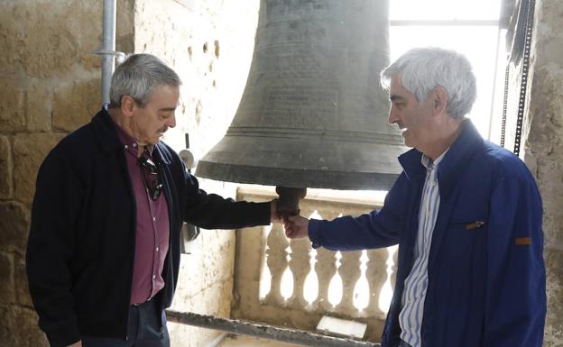 Miguel Álvarez y Luis Ángel Gutiérrez repican una de las campanas de la Catedral. 