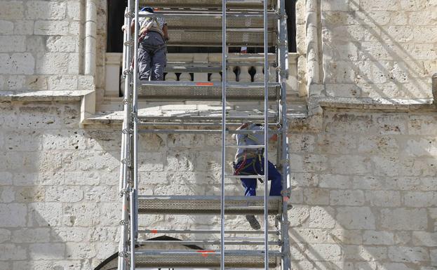 Andamios instalados para subir el material de obras hasta la parte alta de la torre de la catedral.