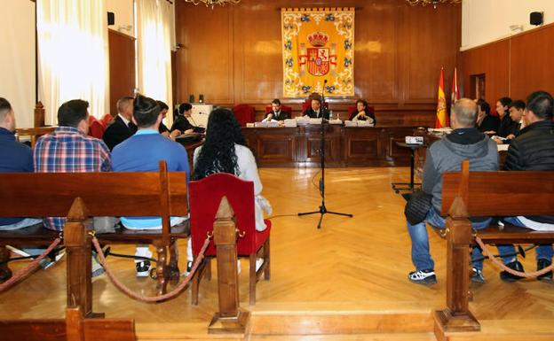 Acusados en el banquillo durante el juicio en la Audiencia. 