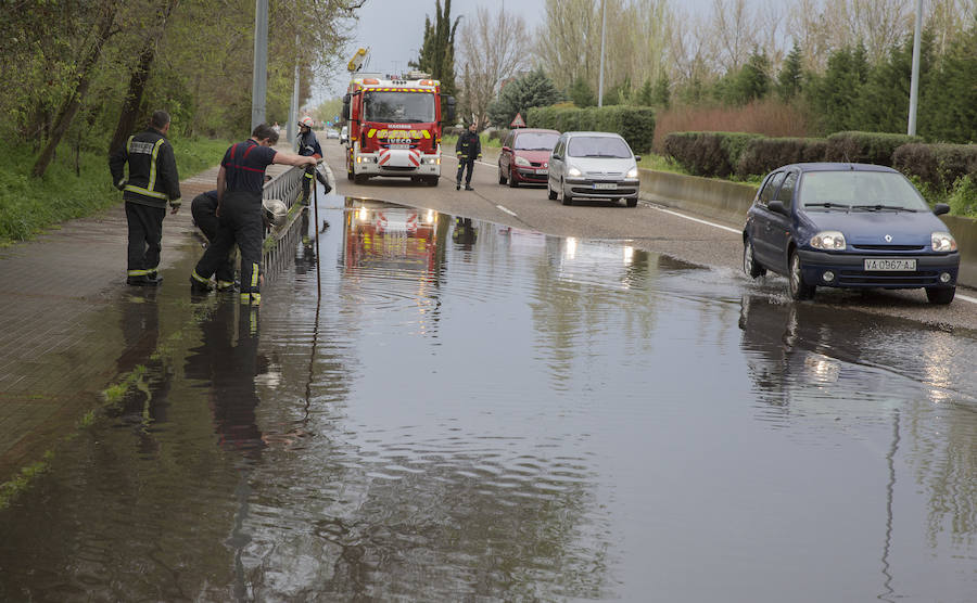 Las intervenciones del cuerpo de bomberos de Valladolid se han visto incrementadas de forma repentina en la tarde de este domingo a causa de la tormenta. 