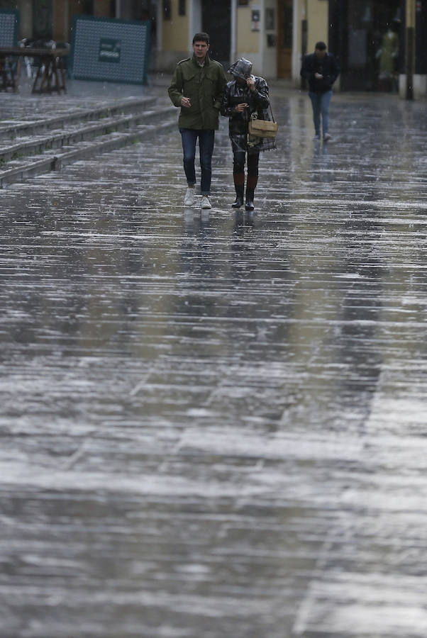 Las intervenciones del cuerpo de bomberos de Valladolid se han visto incrementadas de forma repentina en la tarde de este domingo a causa de la tormenta. 
