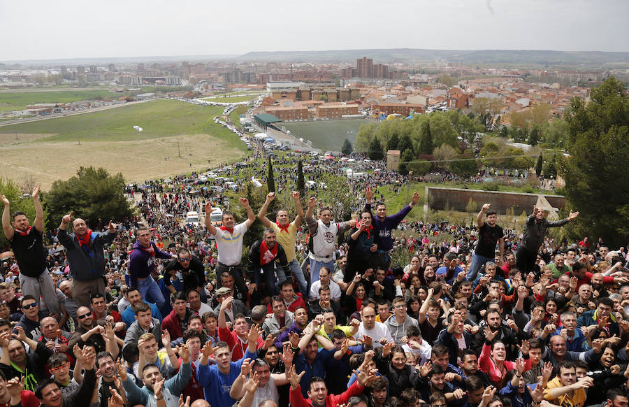 Fotos: Palencia celebra la tradicional pedrea del pan y el queso